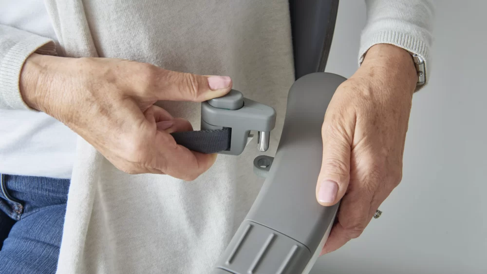 One-handed operation seatbelt with integrated safety buckle sensor