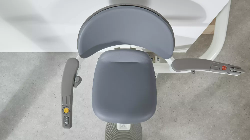 Ergonomic wrap-around armrests providing supportive grip