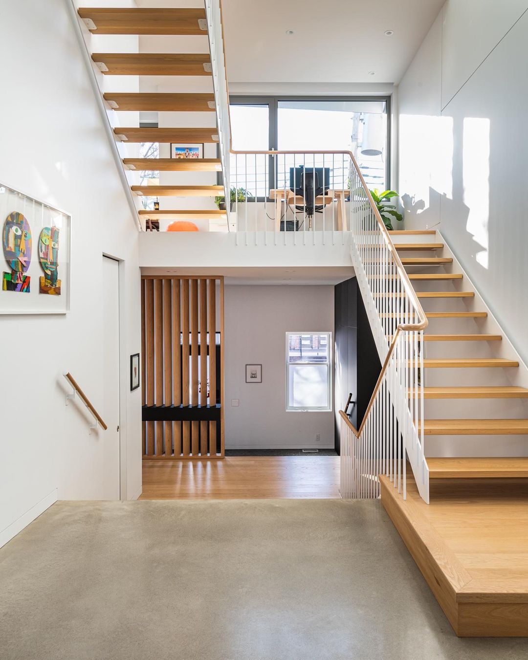 Promenaid handrail along a modern indoor staircase